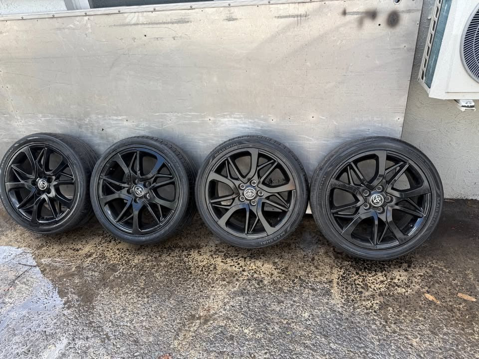 Toyota Camry 18" Alloy Wheels with Good Tyres *Delivery*