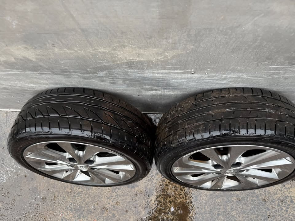 Toyota Corolla 17" Alloy Wheels with Excellent Tyres