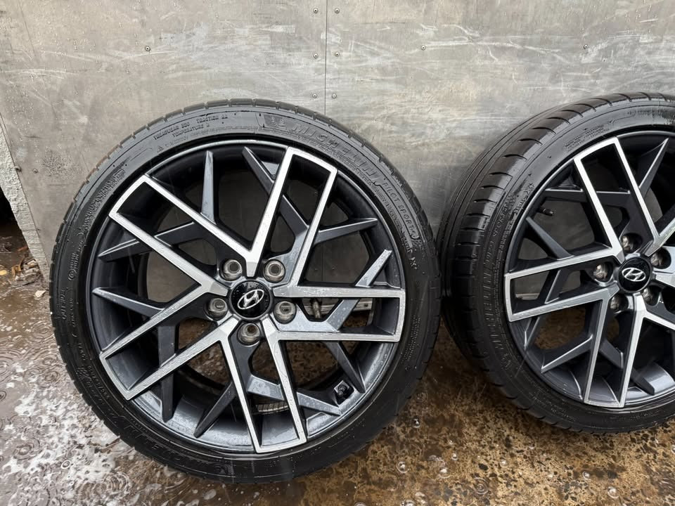 Hyundai Elantra 18" Alloy Wheels with Michelin Tyres