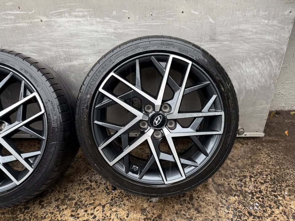 Hyundai Elantra 18" Alloy Wheels with Michelin Tyres