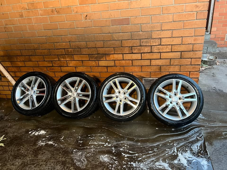 Hyundai 17" Alloy Wheels with Good Tyres