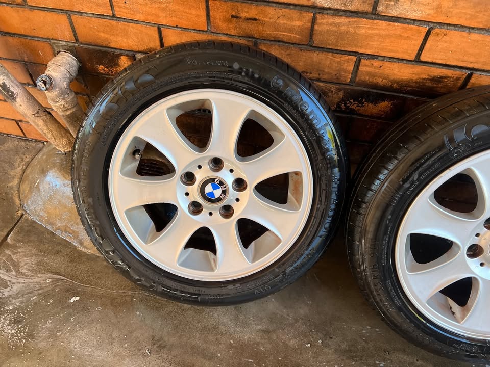 BMW 16" Alloy Wheels with Excellent Tyres