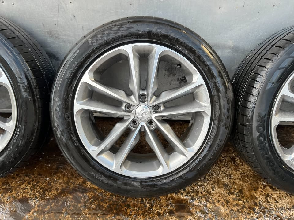 Hyundai Sante Fe 19” Alloy Wheels with Good Tyres