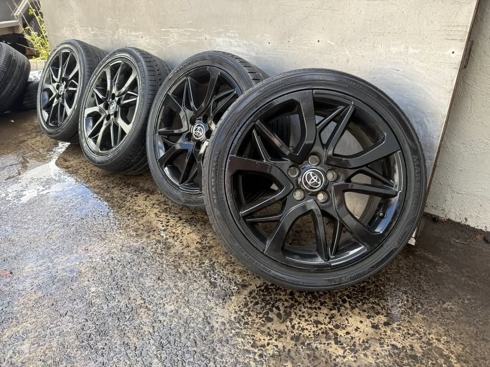 Toyota Camry 18" Alloy Wheels with Good Tyres *Delivery*