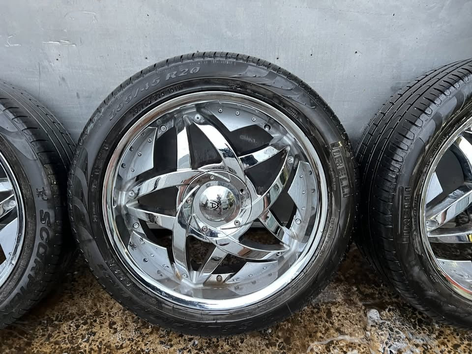 Hipnotic Chrome 20” Alloy Wheels with Tyres