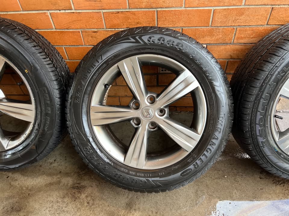 Renault Koleos 17" Alloy Wheels with Excellent Tyres