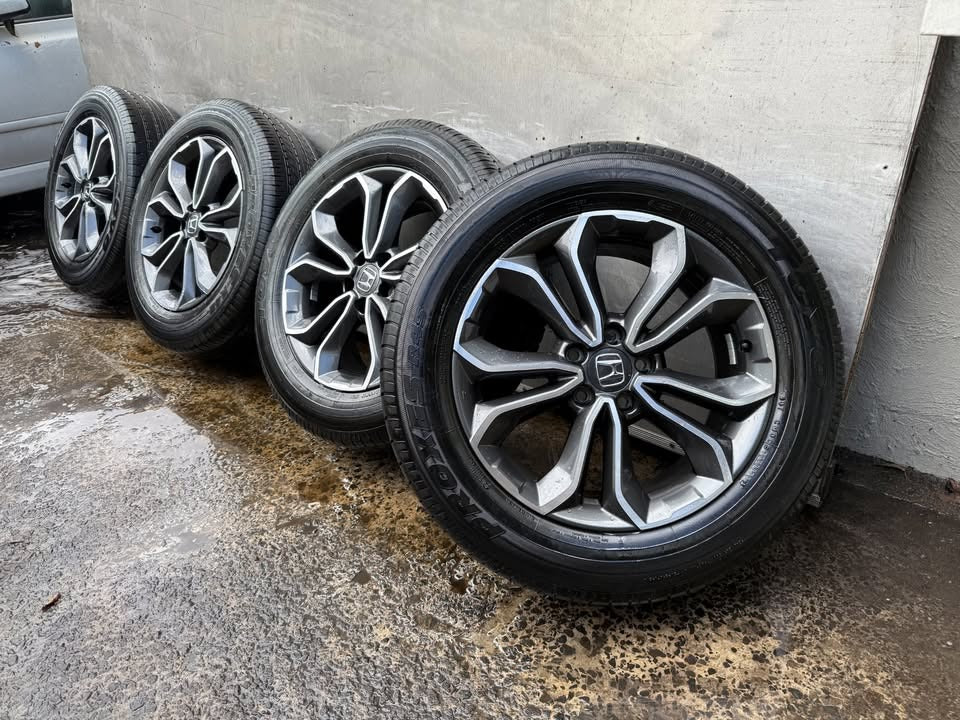 Honda CRV 18" Alloy Wheels with Excellent Tyres