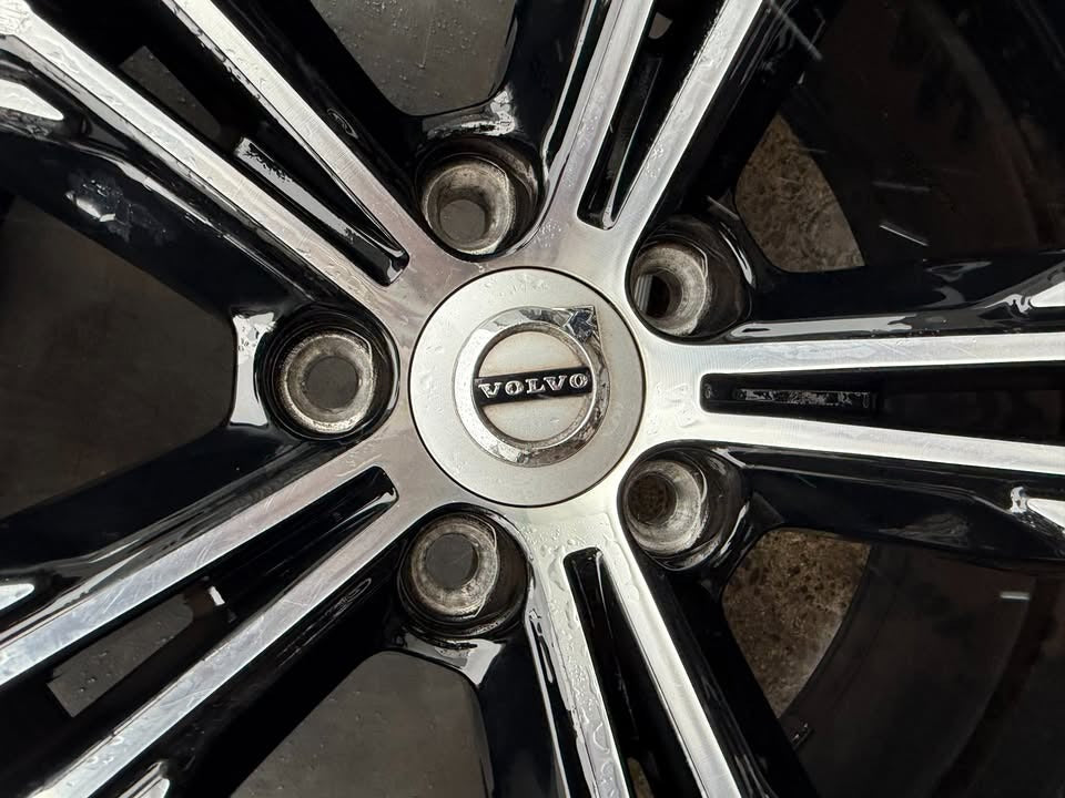 Volvo XC40/XC60 19" Alloy Wheels with Good Tyres