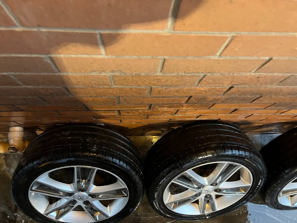 Hyundai 17" Alloy Wheels with Good Tyres