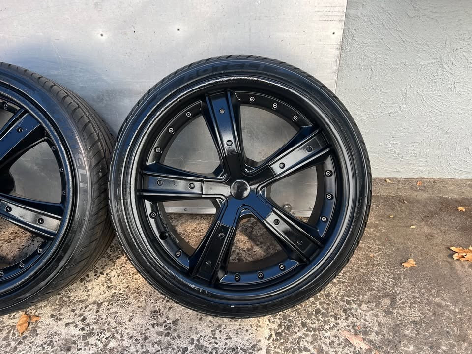 20” Black Alloy Wheels with Good Tyres