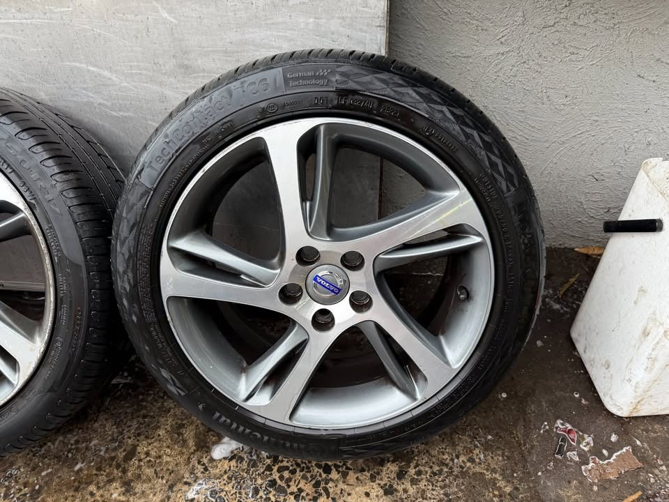 Volvo V40 17" Alloy Wheels with Excellent Tyres