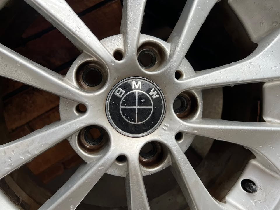 BMW 17 Inch Alloy Wheels with Good Tyres