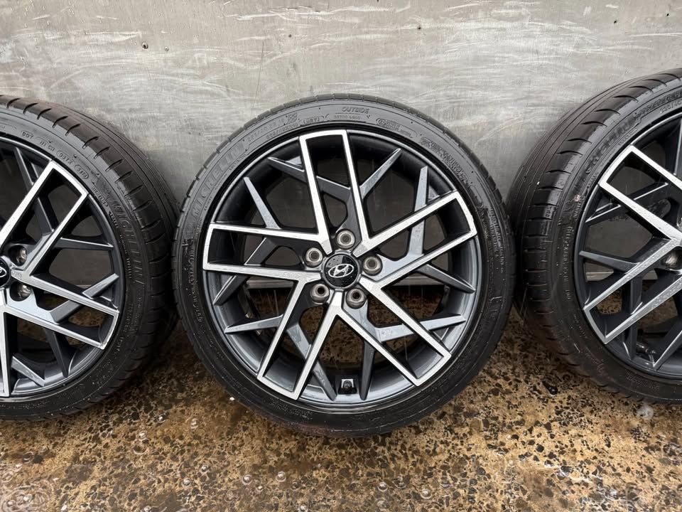 Hyundai Elantra 18" Alloy Wheels with Michelin Tyres