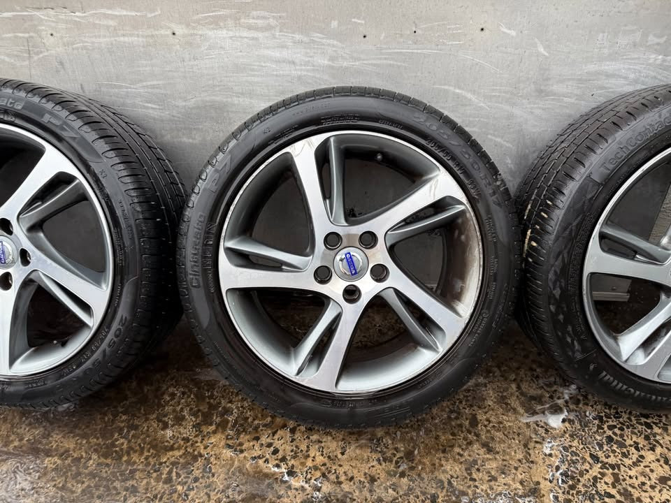 Volvo V40 17" Alloy Wheels with Excellent Tyres