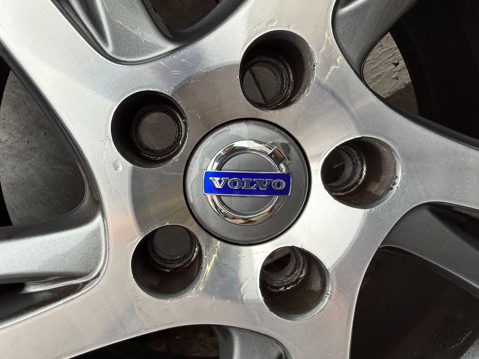 Volvo V40 17" Alloy Wheels with Excellent Tyres