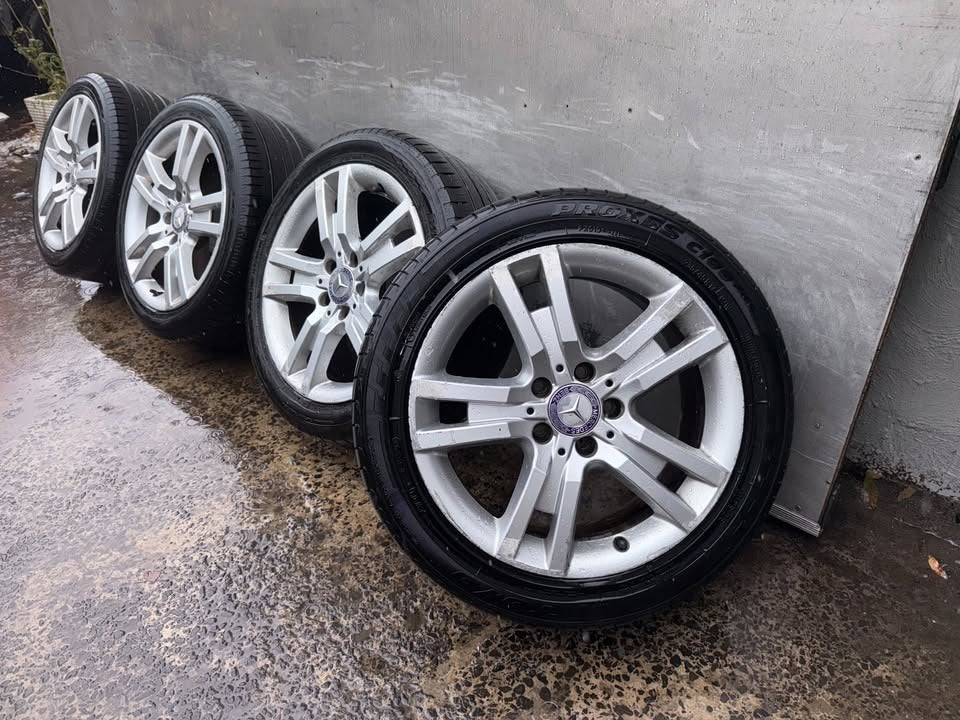 Mercedes Benz Staggered 17" Alloy Wheels with Good Tyres