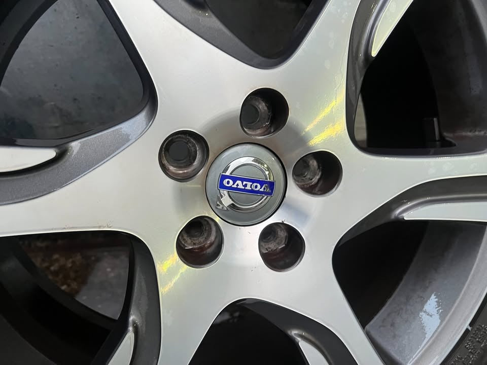 Volvo V60 18” Alloy Wheels with Excellent Tyres