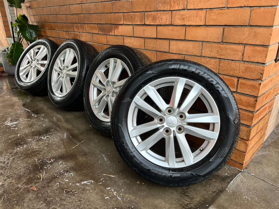 Mitsubishi ASX 17" Alloy Wheels with Excellent Tyres