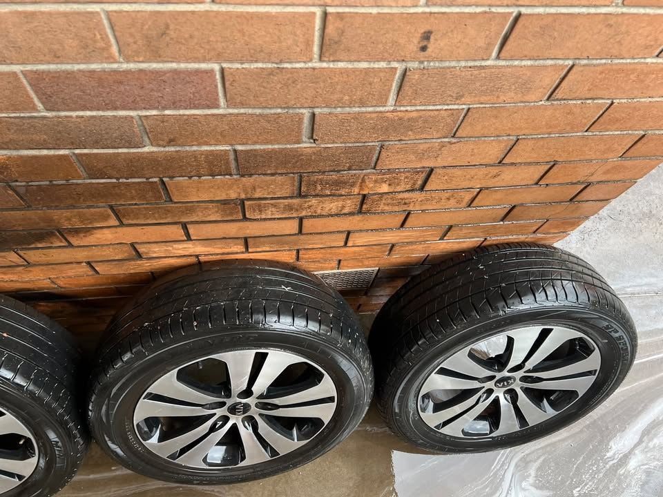 Kia Sportage 18" Alloy Wheels with Excellent Tyres