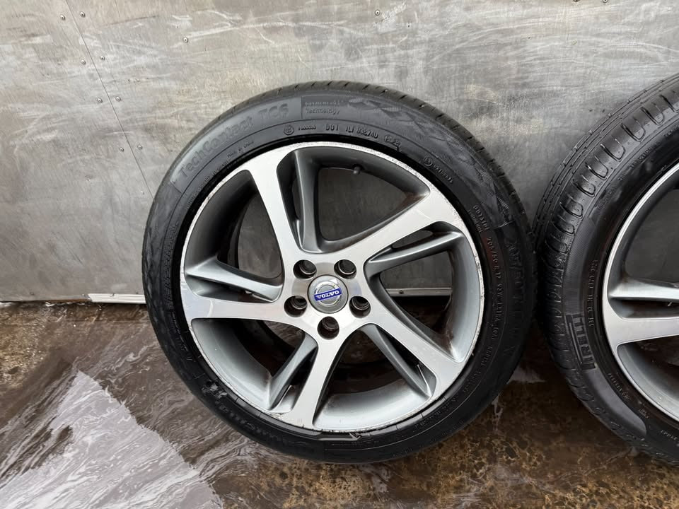Volvo V40 17" Alloy Wheels with Excellent Tyres