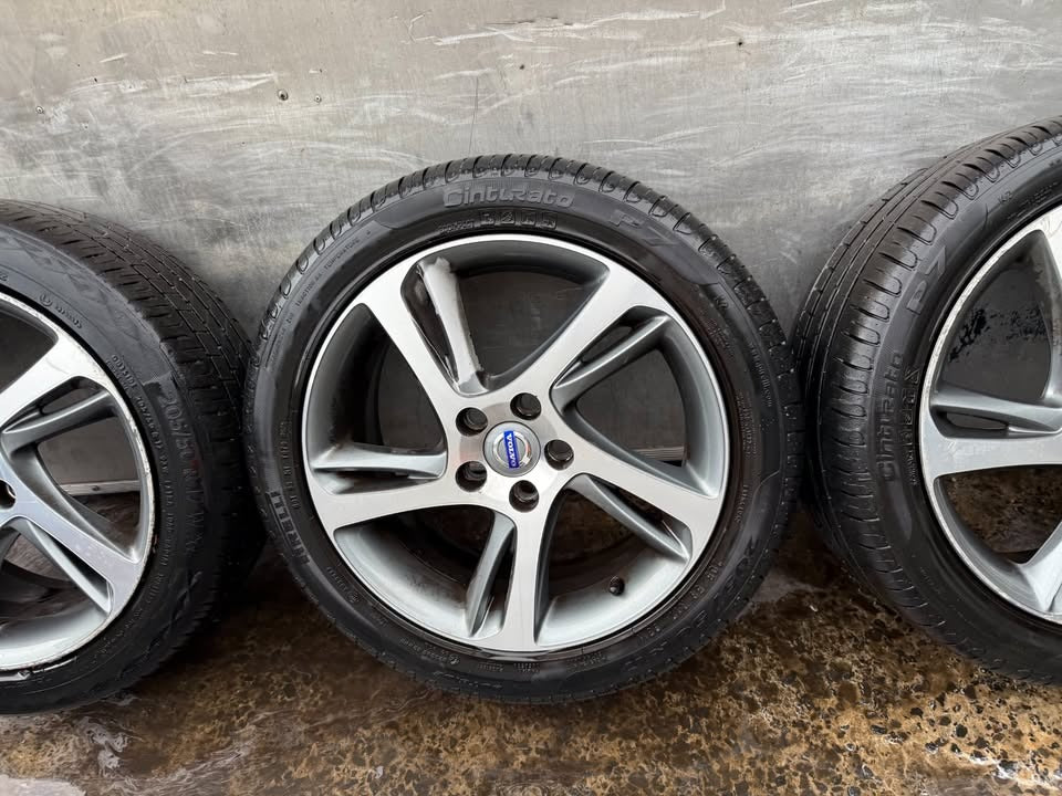Volvo V40 17" Alloy Wheels with Excellent Tyres