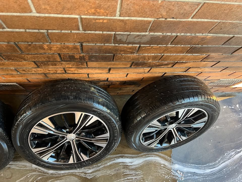 Mitsubishi Outlander 18" Alloy Wheels with Good Tyres