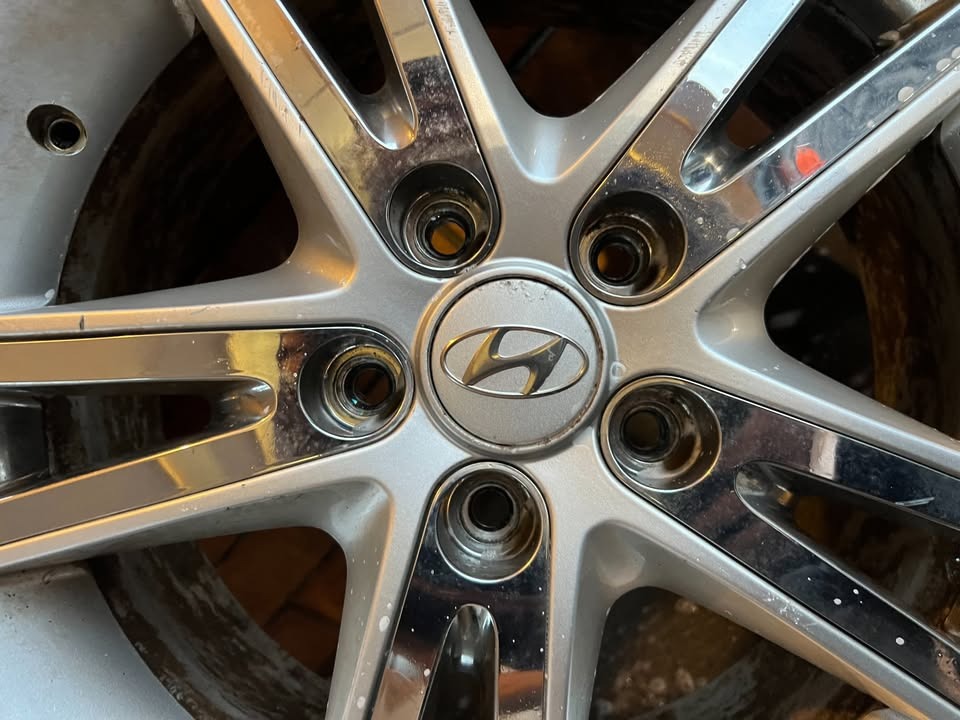 Hyundai 17" Alloy Wheels with Good Tyres