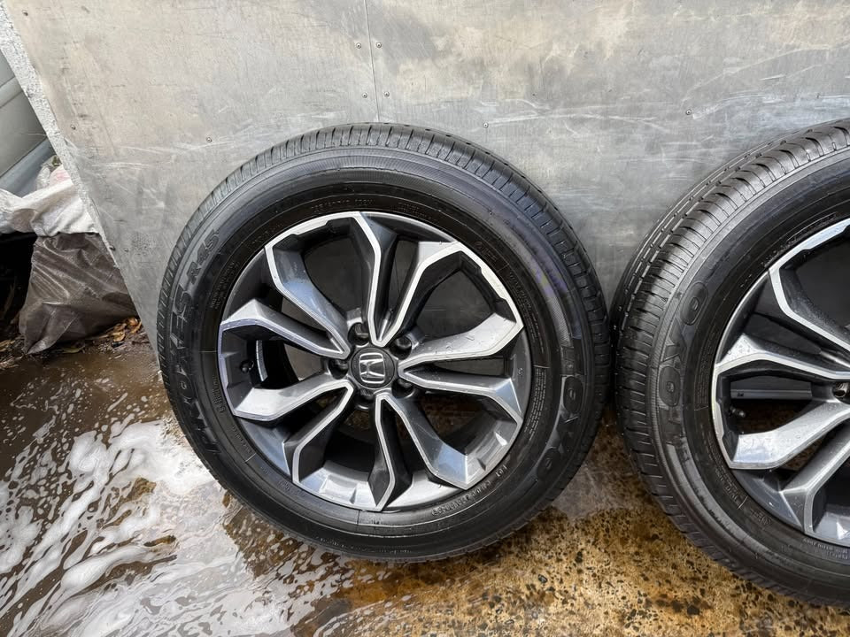 Honda CRV 18" Alloy Wheels with Excellent Tyres