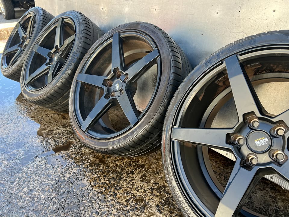 Savini Black Staggered 19" Alloy Wheels with Tyres