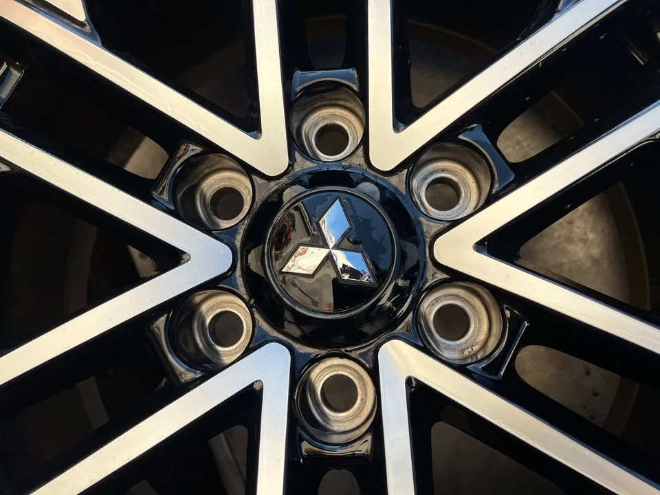 Mitsubishi Triton/Pajero 18" Alloy Wheels w/ A/T Tyres