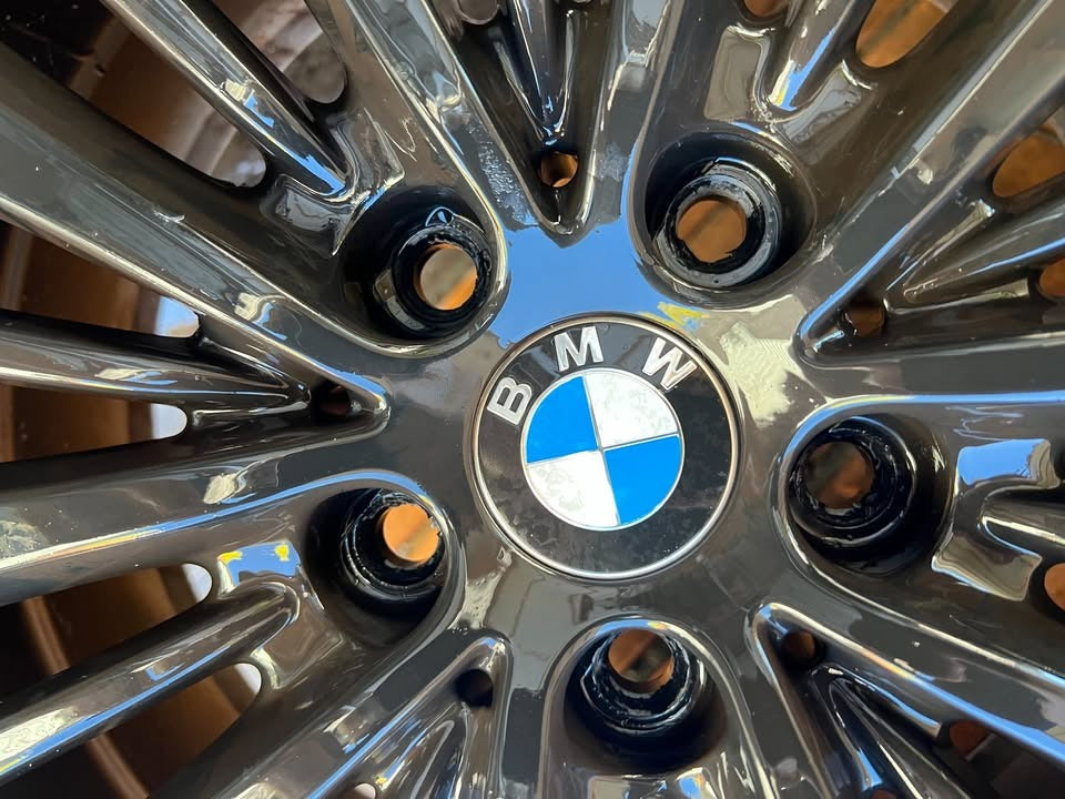 BMW Black 17” Alloy Wheels with Excellent Tyres
