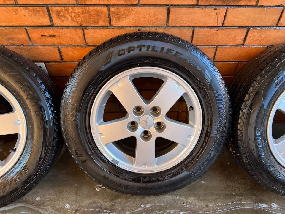 Mitsubishi Outlander 16" Alloy Wheels with Good Tyres
