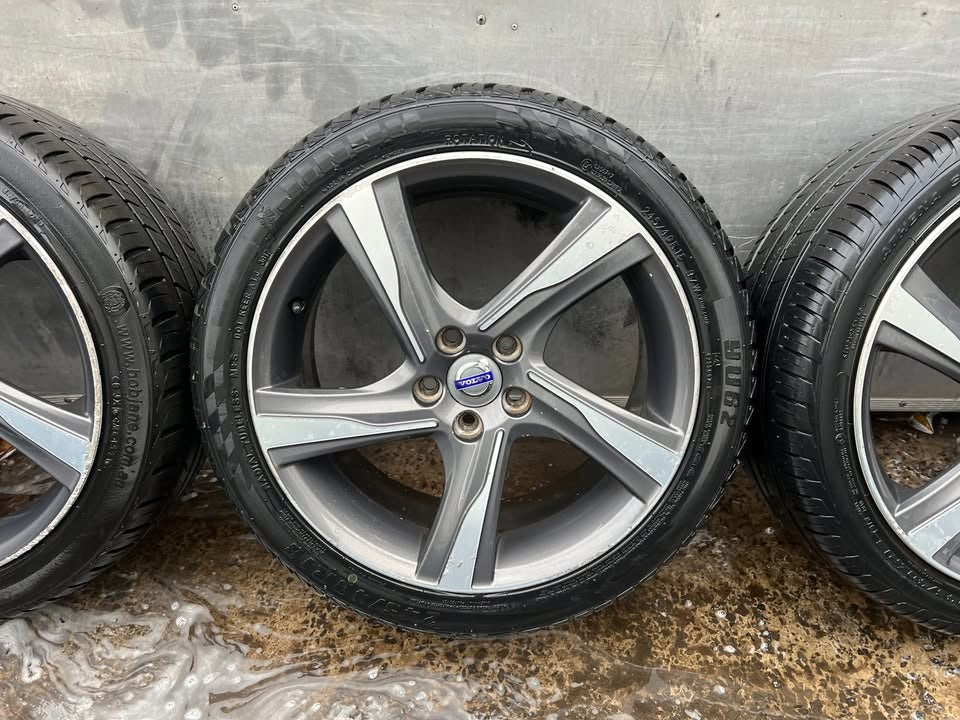 Volvo 18” Alloy Wheels with Good Tyres