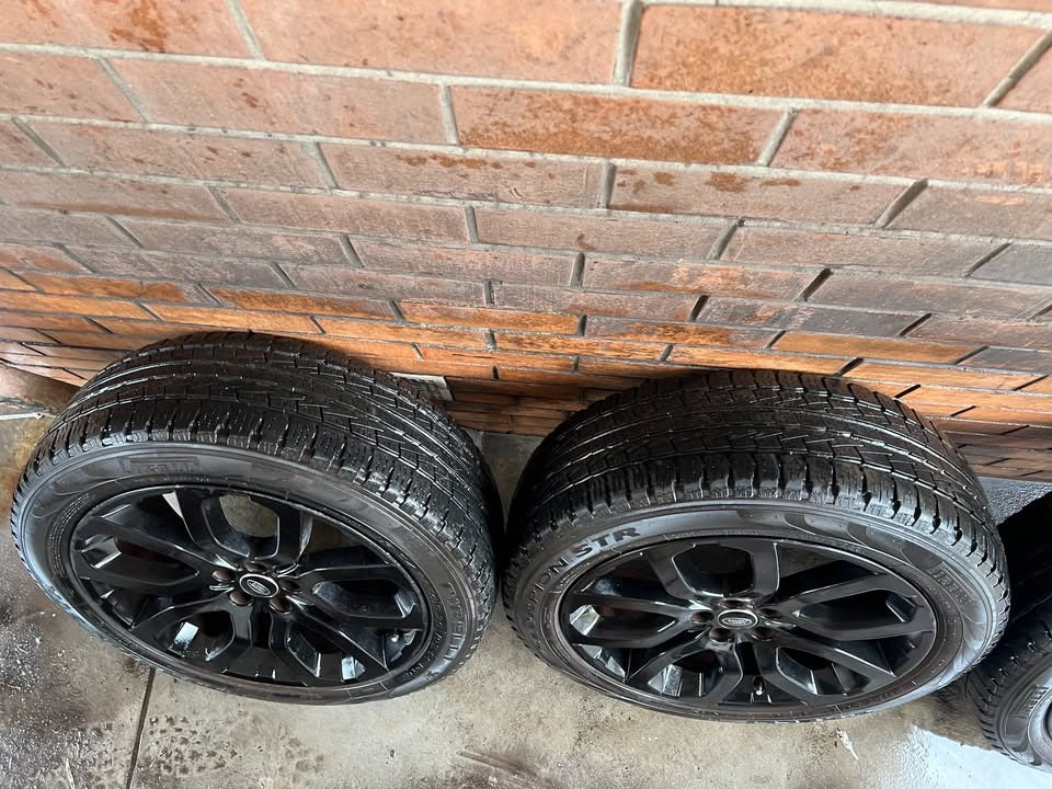 Landrover Range Rover 20” Alloy Wheels with Pirelli Tyres