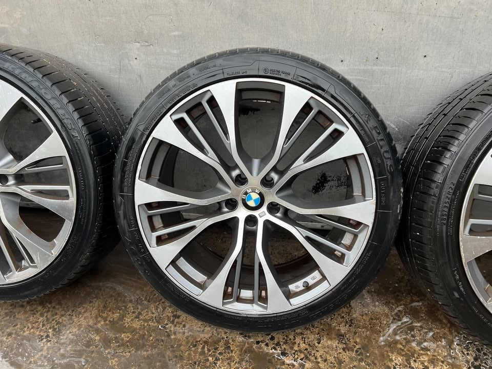 BMW X5 22" Alloy Wheels with Tyres