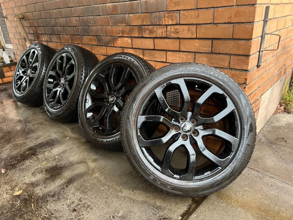 Landrover Range Rover 20” Alloy Wheels with Pirelli Tyres