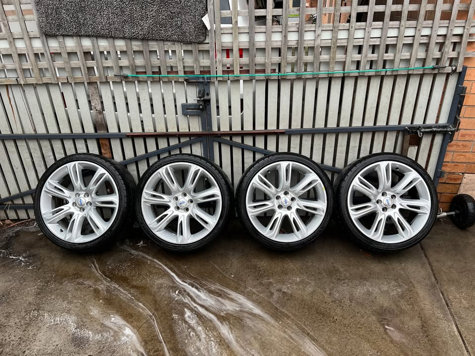 Volvo 20" Alloy Wheels with Excellent Tyres