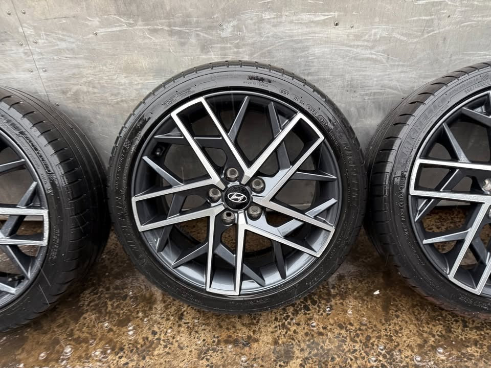 Hyundai Elantra 18" Alloy Wheels with Michelin Tyres