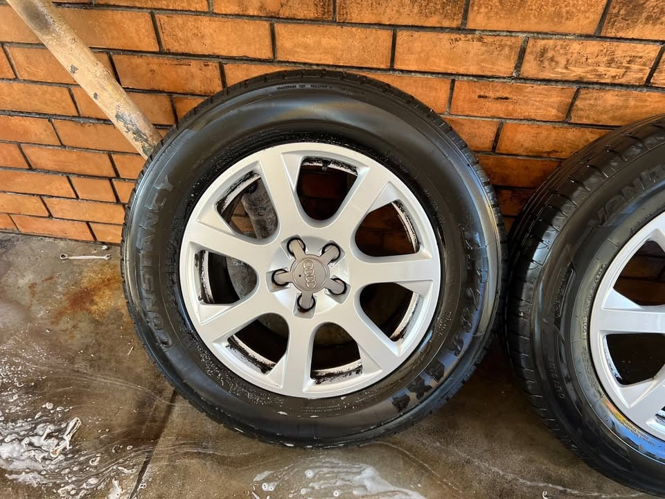 Audi Q3/Q5 17” Alloy Wheels with Excellent Tyres
