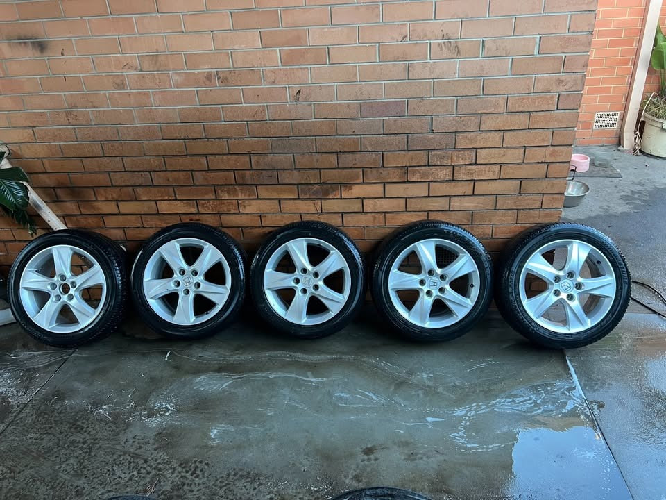 Honda 17" Alloy Wheels with Bridgestone Tyres