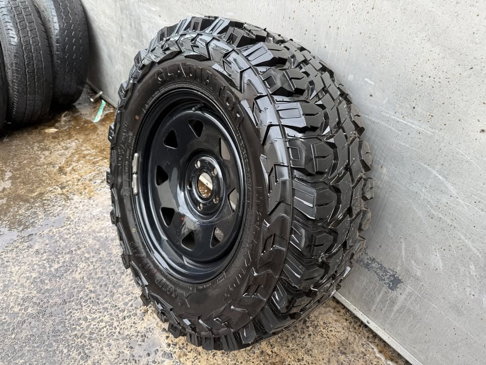 32" Mud Tyre on 5 Stud Steel Rim