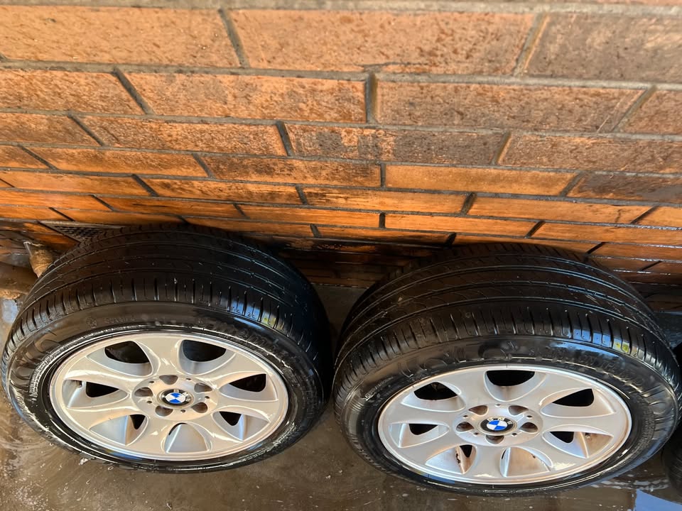 BMW 16" Alloy Wheels with Excellent Tyres