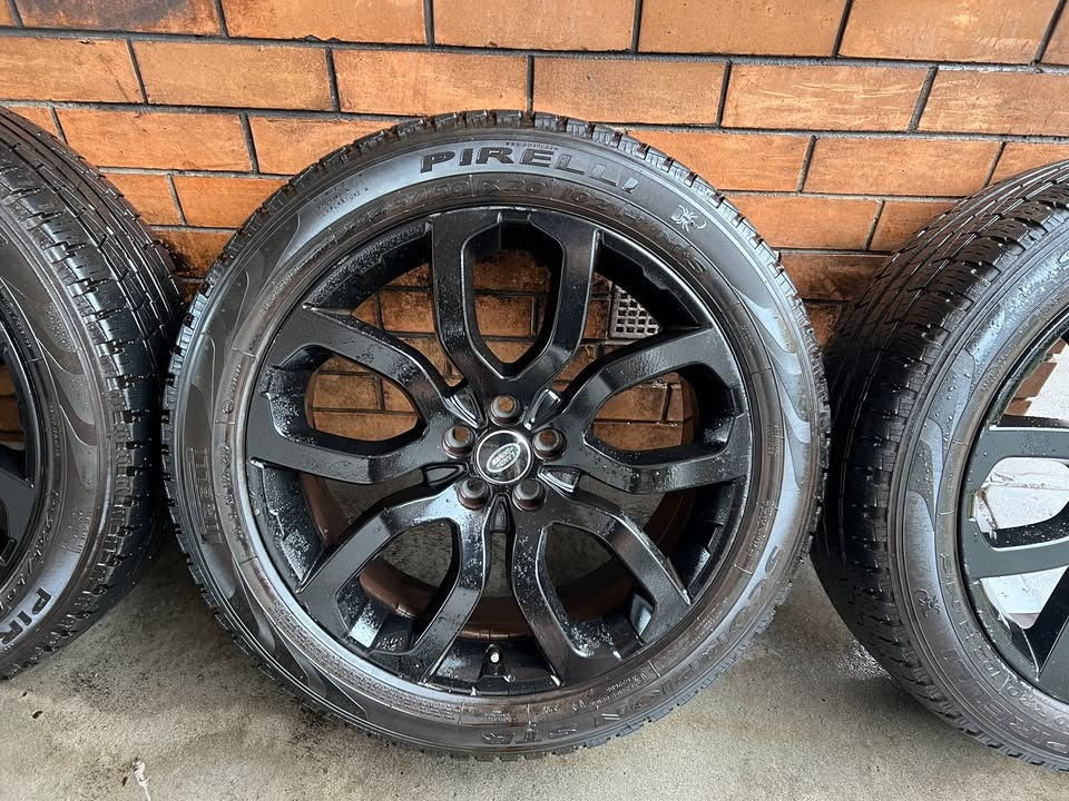 Landrover Range Rover 20” Alloy Wheels with Pirelli Tyres