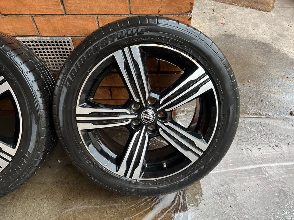 MG 17” Alloy Wheels with Good Tyres
