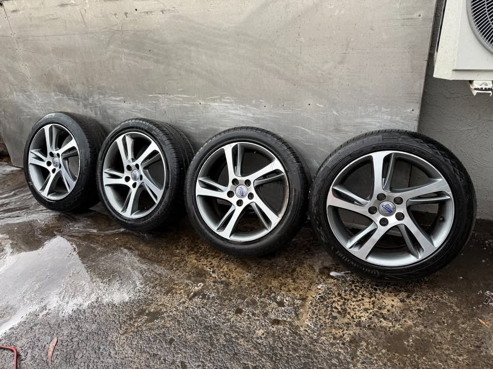 Volvo V40 17" Alloy Wheels with Excellent Tyres
