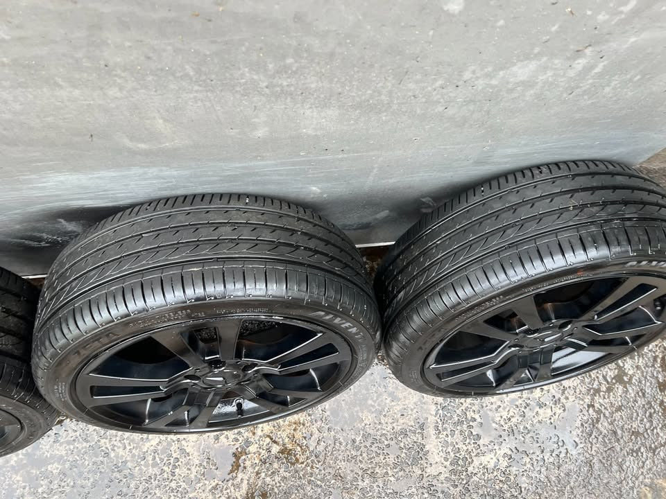 Mercedes Benz 18" Alloy Wheels with Excellent Tyres