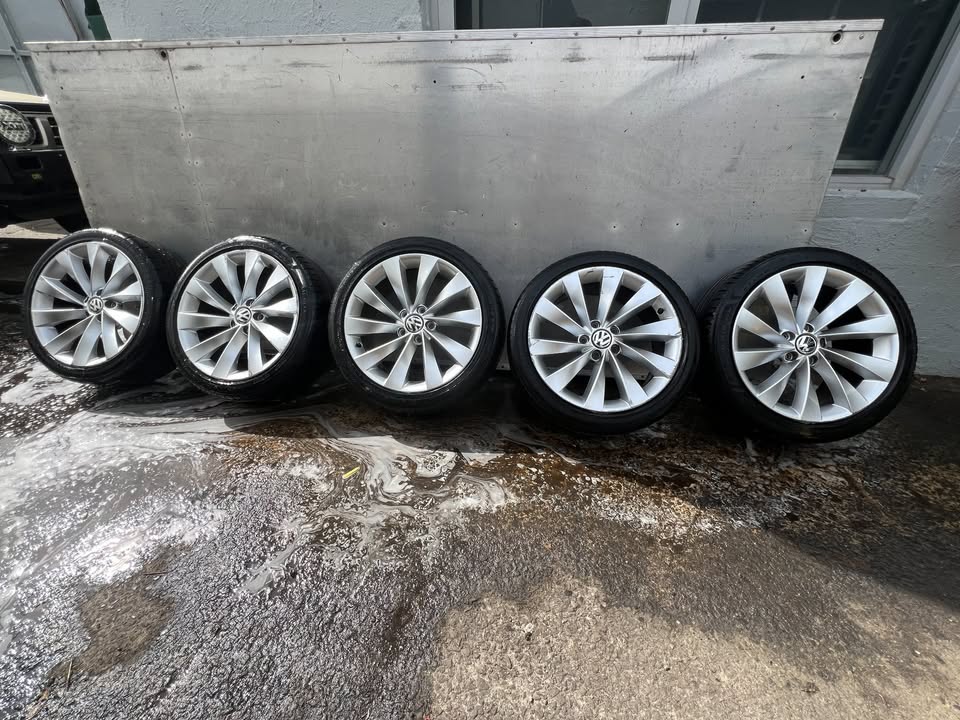Volkswagen CC Interlagos 18" Alloy Wheels with Good Tyres
