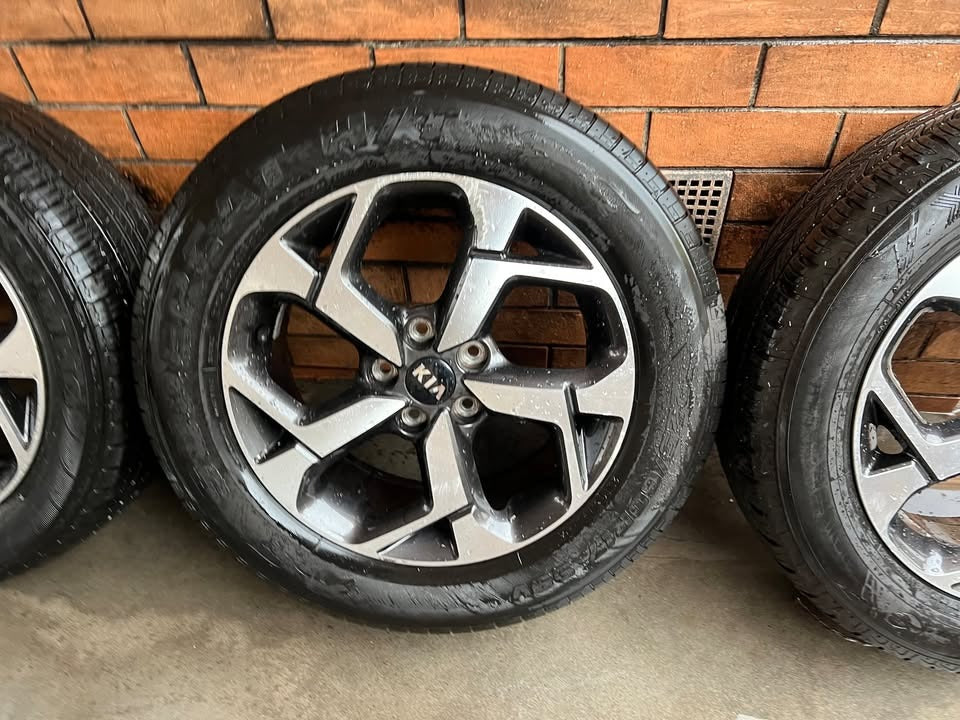 Kia Sorento 17” Alloy Wheels with Excellent Tyres
