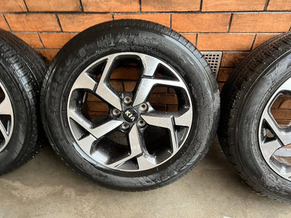 Kia Sorento 17” Alloy Wheels with Excellent Tyres