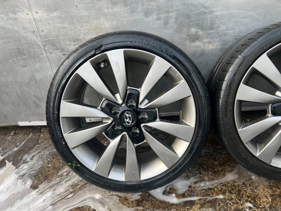 Hyundai 18" Alloy Wheels with Tyres